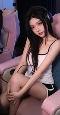 电脑前玩游戏的可爱休闲装背心短裤少女可爱自拍美照图集