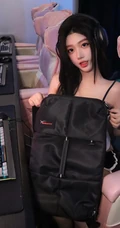 电脑前玩游戏的可爱休闲装背心短裤少女可爱自拍美照图集