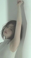 清冷女生居家写真美照，身着高领无袖上衣家居服的清冷女生写真套图