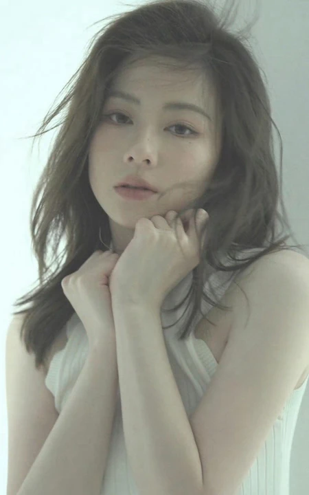 清冷女生居家写真美照，身着高领无袖上衣家居服的清冷女生写真套图