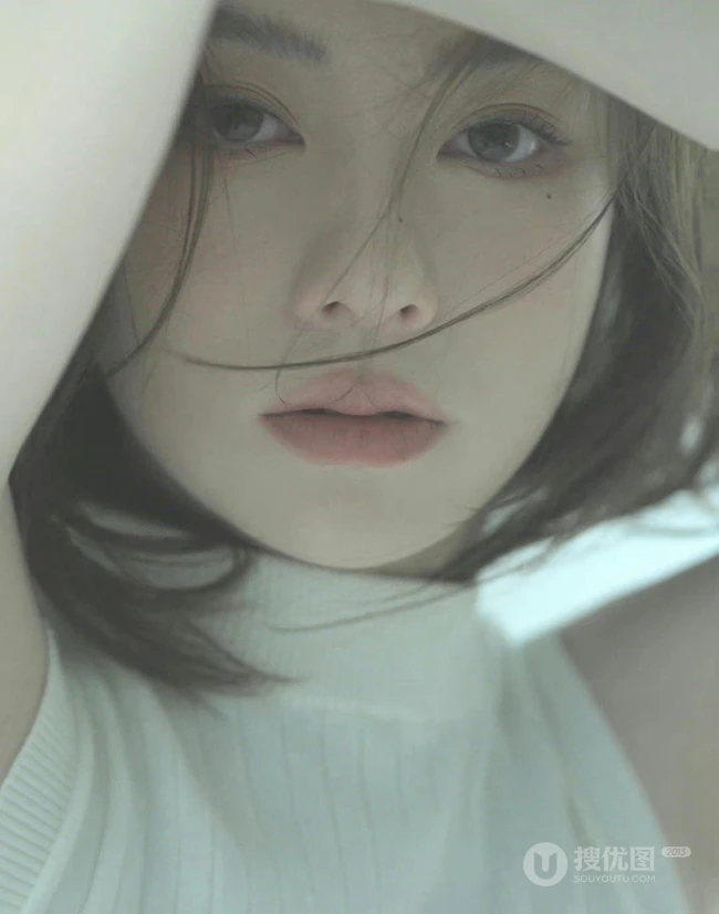清冷女生居家写真美照，身着高领无袖上衣家居服的清冷女生写真套图