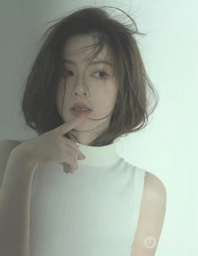 清冷女生居家写真美照，身着高领无袖上衣家居服的清冷女生写真套图
