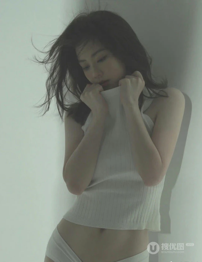 清冷女生居家写真美照，身着高领无袖上衣家居服的清冷女生写真套图