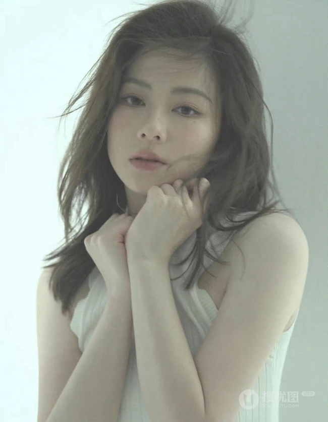 清冷女生居家写真美照，身着高领无袖上衣家居服的清冷女生写真套图