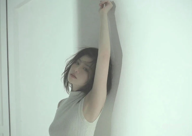 清冷女生居家写真美照，身着高领无袖上衣家居服的清冷女生写真套图