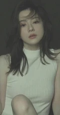 清冷女生居家写真美照，身着高领无袖上衣家居服的清冷女生写真套图