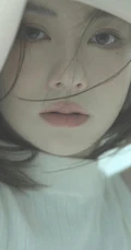 清冷女生居家写真美照，身着高领无袖上衣家居服的清冷女生写真套图