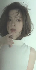 清冷女生居家写真美照，身着高领无袖上衣家居服的清冷女生写真套图
