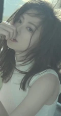 清冷女生居家写真美照，身着高领无袖上衣家居服的清冷女生写真套图