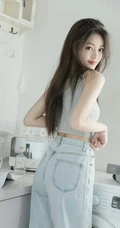 洗衣机前拍摄美照的背心牛仔裤简约穿搭女生悠闲写真套图