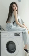洗衣机前拍摄美照的背心牛仔裤简约穿搭女生悠闲写真套图