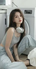 洗衣机前拍摄美照的背心牛仔裤简约穿搭女生悠闲写真套图