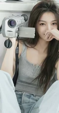 洗衣机前拍摄美照的背心牛仔裤简约穿搭女生悠闲写真套图