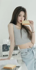 洗衣机前拍摄美照的背心牛仔裤简约穿搭女生悠闲写真套图