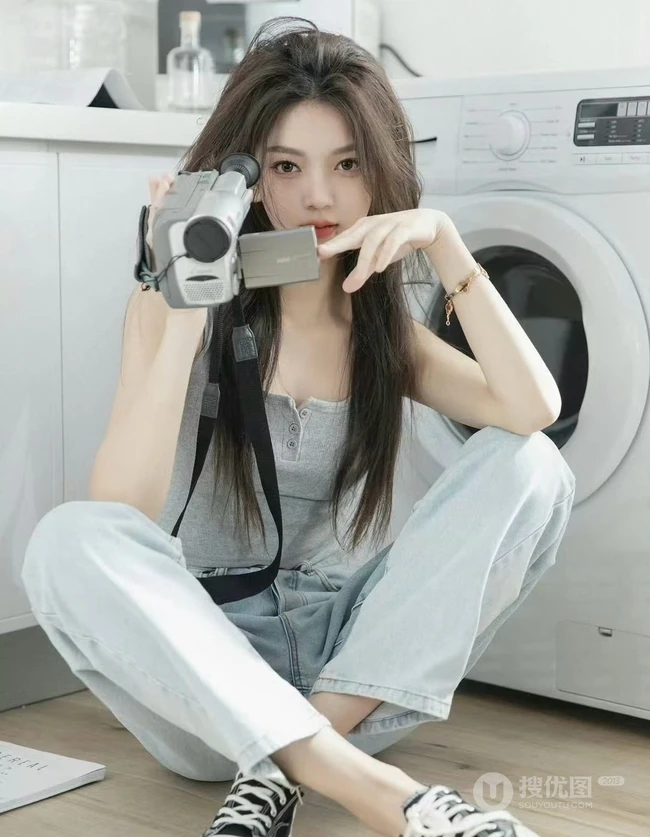 洗衣机前拍摄美照的背心牛仔裤简约穿搭女生悠闲写真套图