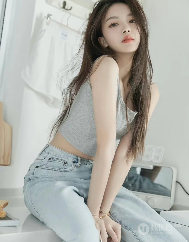 洗衣机前拍摄美照的背心牛仔裤简约穿搭女生悠闲写真套图