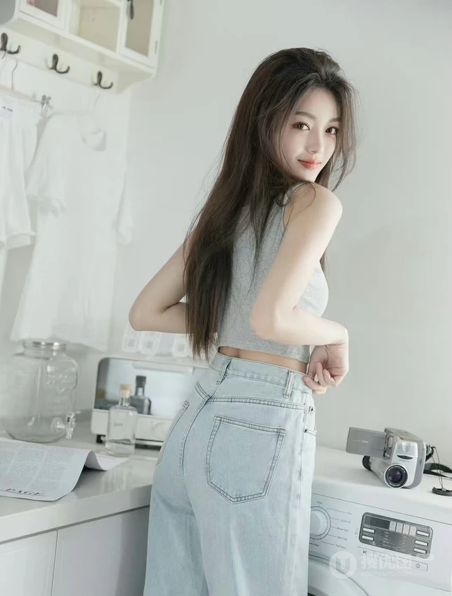洗衣机前拍摄美照的背心牛仔裤简约穿搭女生悠闲写真套图