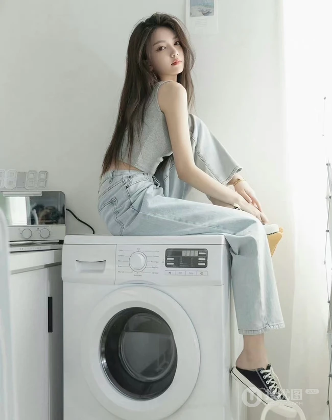 洗衣机前拍摄美照的背心牛仔裤简约穿搭女生悠闲写真套图