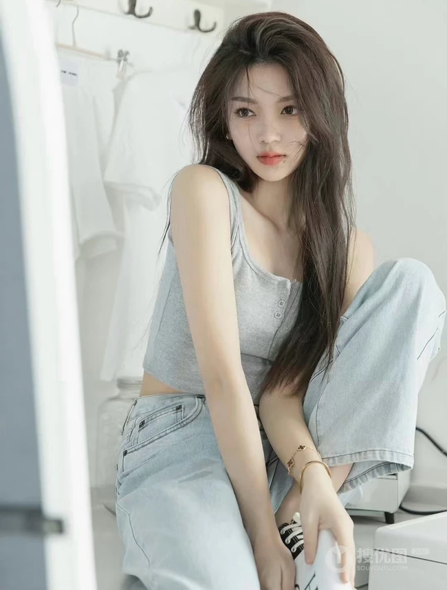 洗衣机前拍摄美照的背心牛仔裤简约穿搭女生悠闲写真套图