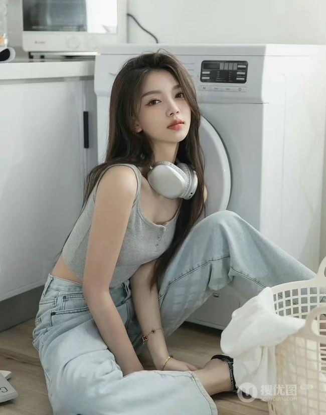 洗衣机前拍摄美照的背心牛仔裤简约穿搭女生悠闲写真套图