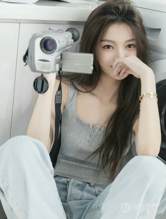 洗衣机前拍摄美照的背心牛仔裤简约穿搭女生悠闲写真套图