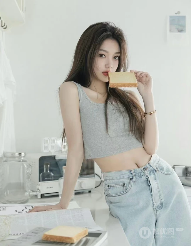 洗衣机前拍摄美照的背心牛仔裤简约穿搭女生悠闲写真套图