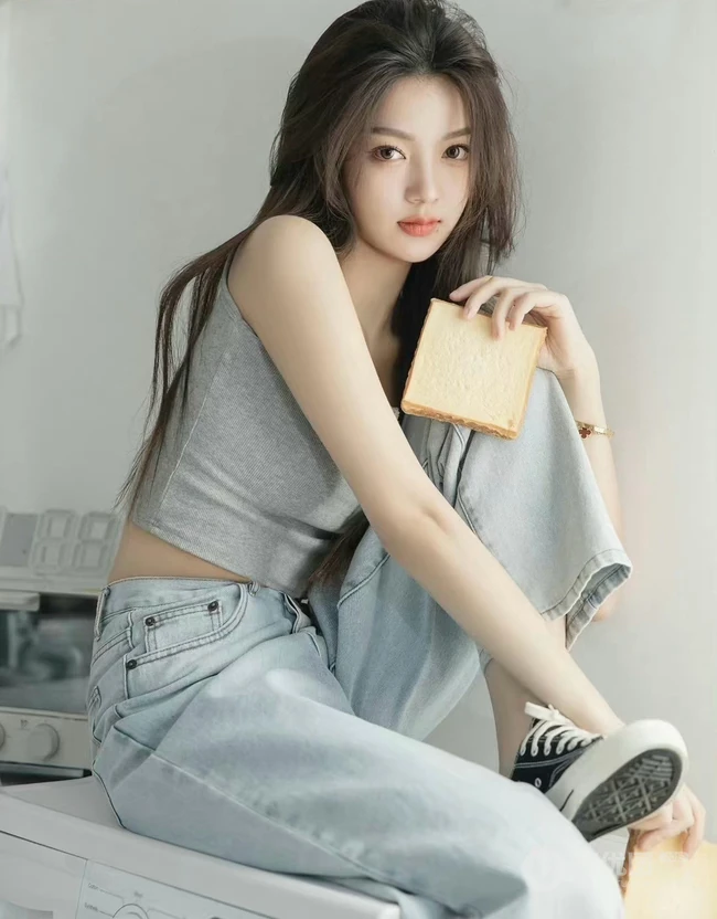 洗衣机前拍摄美照的背心牛仔裤简约穿搭女生悠闲写真套图
