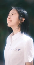 笑容灿烂的包上恩甜美学生装短发手机壁纸图集