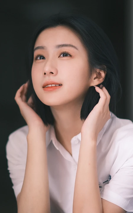 笑容灿烂的包上恩甜美学生装短发手机壁纸图集