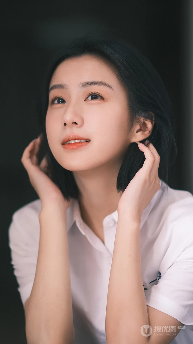 笑容灿烂的包上恩甜美学生装短发手机壁纸图集