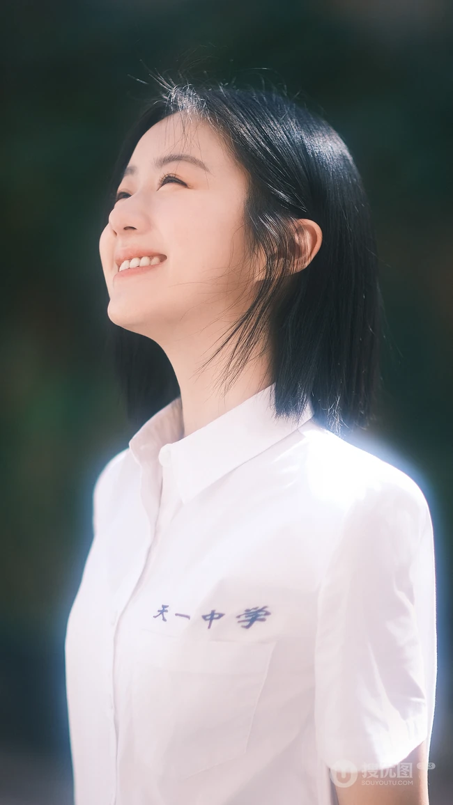 笑容灿烂的包上恩甜美学生装短发手机壁纸图集