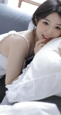 沙发上看画报的甜美可人少女白色肩带居家裙装穿搭高清室内美照