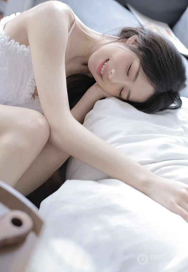沙发上看画报的甜美可人少女白色肩带居家裙装穿搭高清室内美照