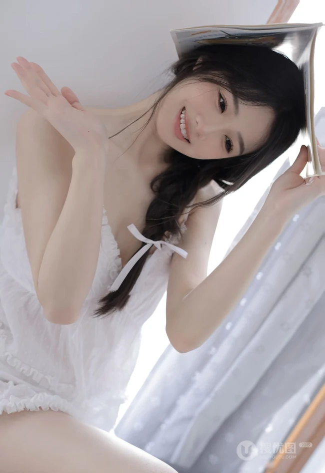 沙发上看画报的甜美可人少女白色肩带居家裙装穿搭高清室内美照