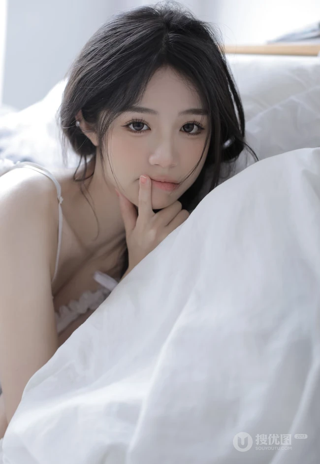 沙发上看画报的甜美可人少女白色肩带居家裙装穿搭高清室内美照