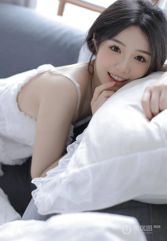 沙发上看画报的甜美可人少女白色肩带居家裙装穿搭高清室内美照