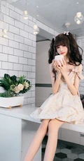 娇小玲珑可爱甜少女齐刘海双马尾发型搭配白裙居家厨房惬意写真美照