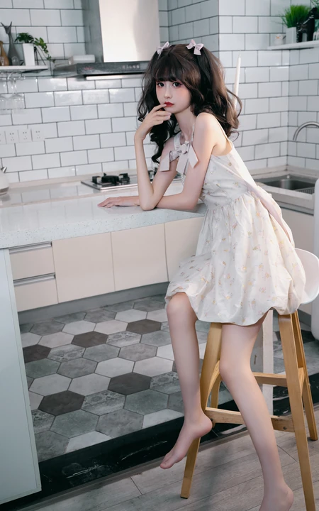 娇小玲珑可爱甜少女齐刘海双马尾发型搭配白裙居家厨房惬意写真美照