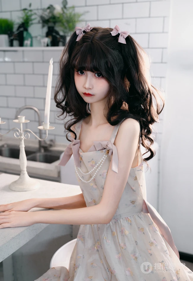 娇小玲珑可爱甜少女齐刘海双马尾发型搭配白裙居家厨房惬意写真美照