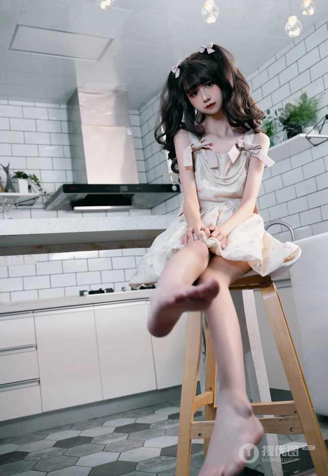 娇小玲珑可爱甜少女齐刘海双马尾发型搭配白裙居家厨房惬意写真美照