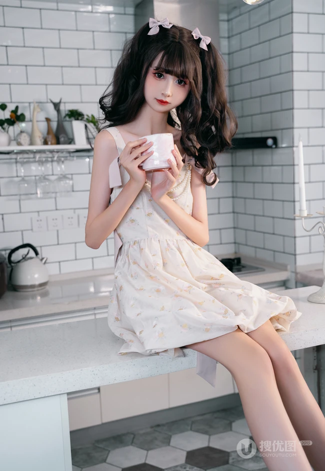娇小玲珑可爱甜少女齐刘海双马尾发型搭配白裙居家厨房惬意写真美照
