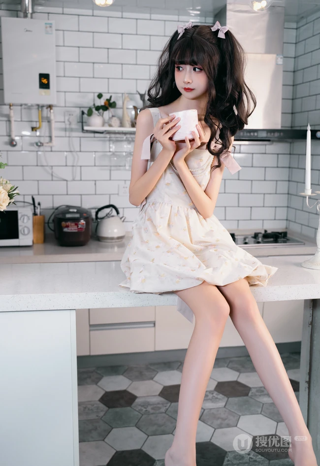 娇小玲珑可爱甜少女齐刘海双马尾发型搭配白裙居家厨房惬意写真美照