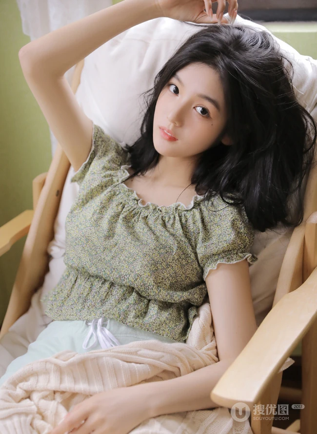 苹果女生，甜甜温柔美丽的苹果少女夏日写真室内照图集