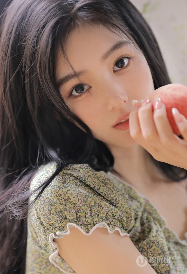 苹果女生，甜甜温柔美丽的苹果少女夏日写真室内照图集