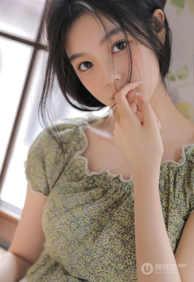 苹果女生，甜甜温柔美丽的苹果少女夏日写真室内照图集