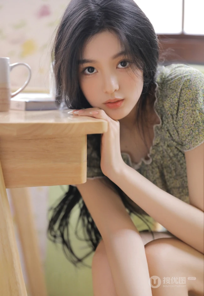 苹果女生，甜甜温柔美丽的苹果少女夏日写真室内照图集