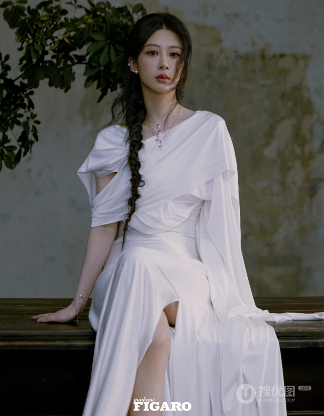 杨紫温柔长辫出镜搭配复古优雅裙装系列尽显气质女生气质写真图集