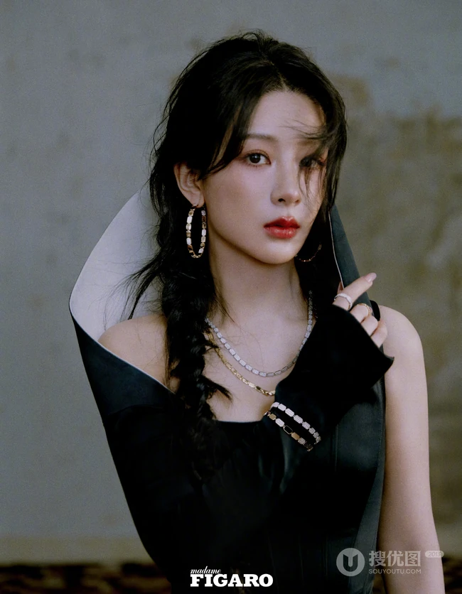 杨紫温柔长辫出镜搭配复古优雅裙装系列尽显气质女生气质写真图集