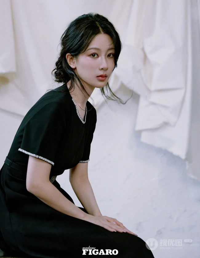 杨紫温柔长辫出镜搭配复古优雅裙装系列尽显气质女生气质写真图集