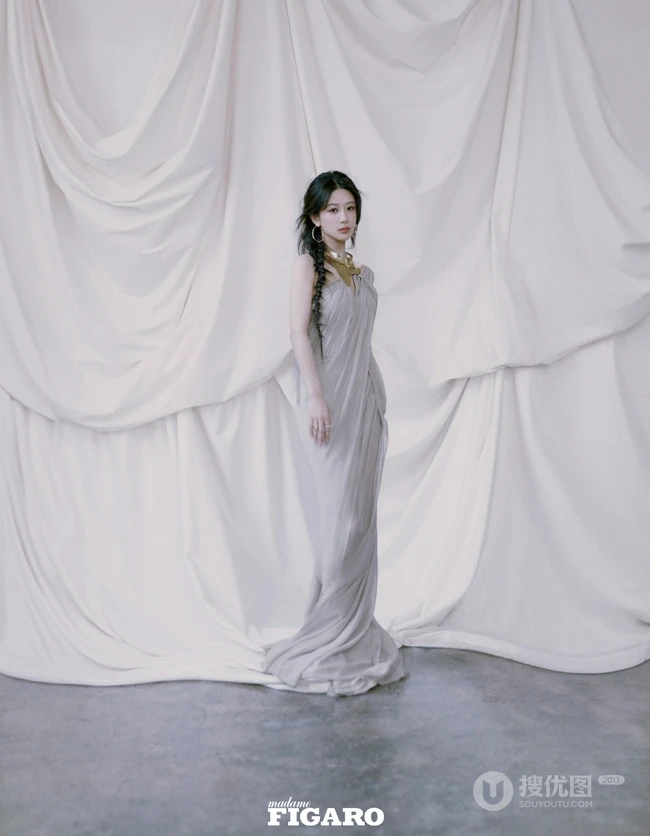杨紫温柔长辫出镜搭配复古优雅裙装系列尽显气质女生气质写真图集